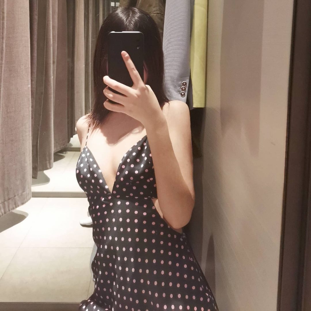 ZARA试衣间镜子比帘子长,女孩试衣间试衣服图片真实_1