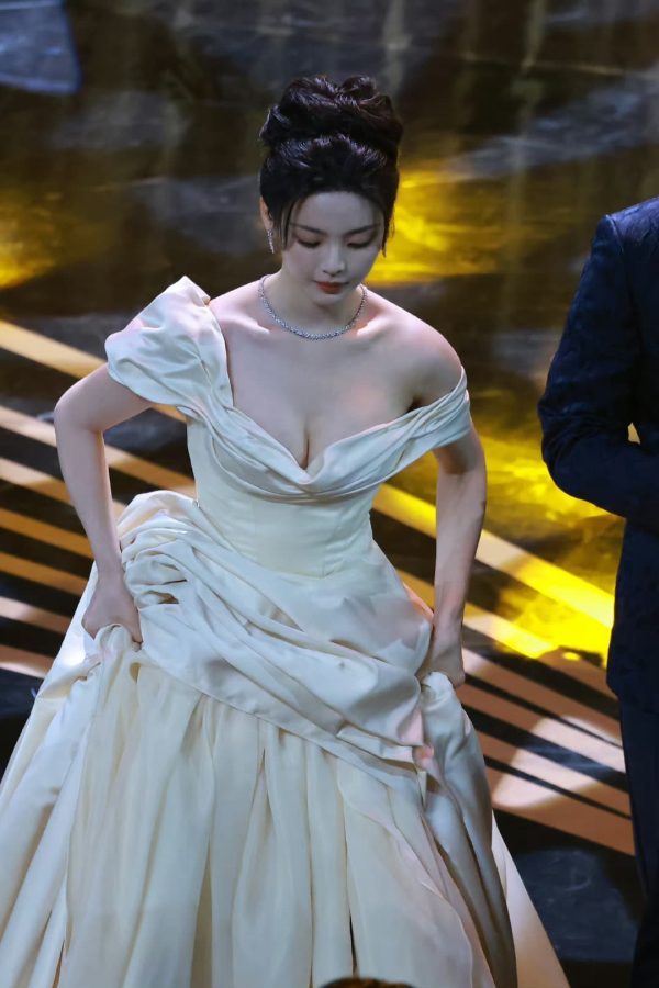 杨超越深V造型美胸乳沟图片，杨超越半球白色礼服_1