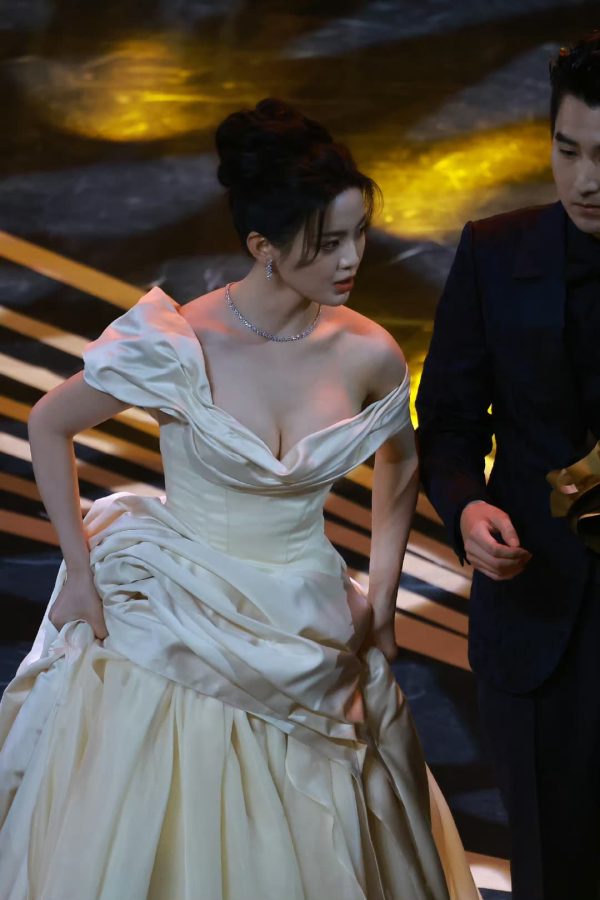 杨超越深V造型美胸乳沟图片，杨超越半球白色礼服_3