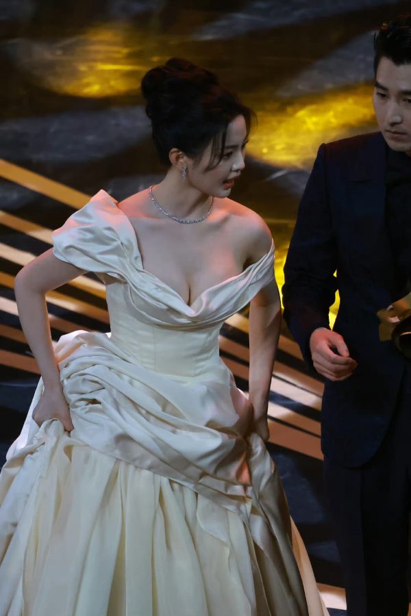 杨超越深V造型美胸乳沟图片，杨超越半球白色礼服_4