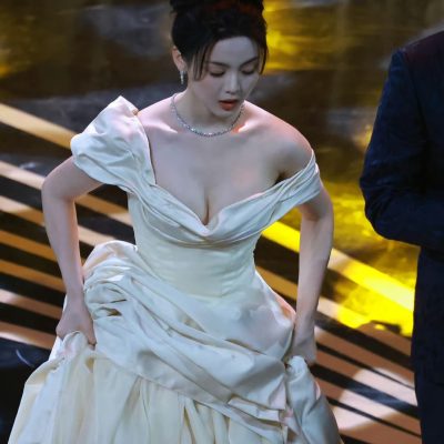 杨超越深V造型美胸乳沟图片，杨超越半球白色礼服