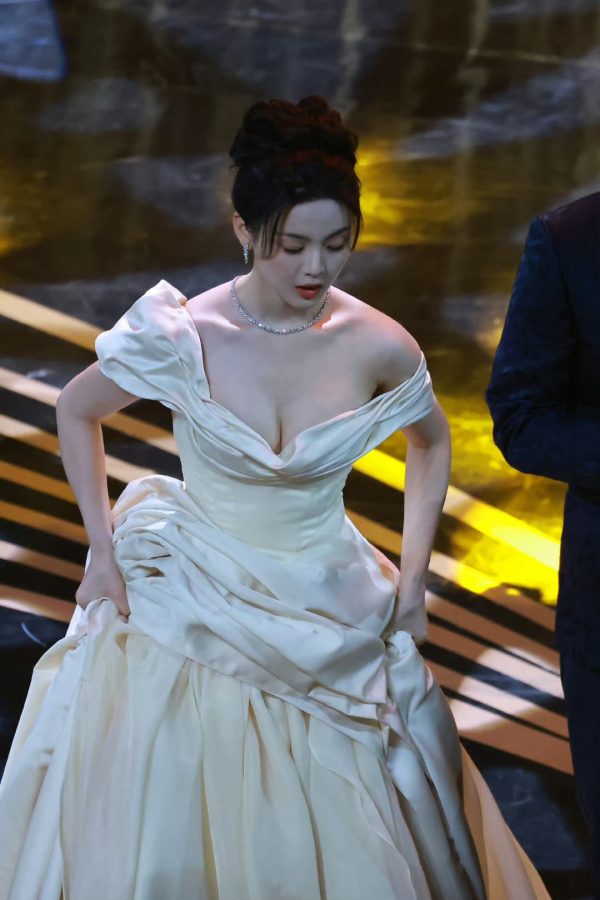 杨超越深V造型美胸乳沟图片，杨超越半球白色礼服_5