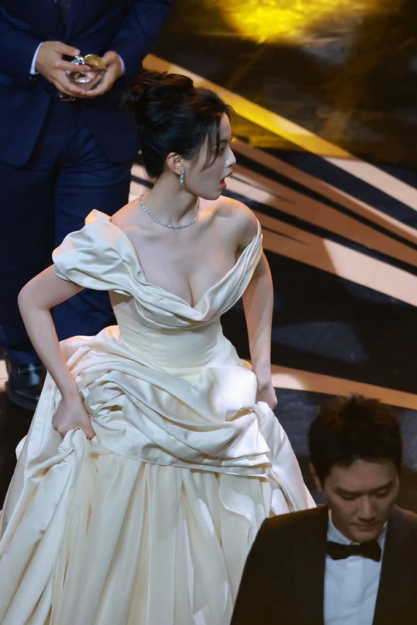 杨超越深V造型美胸乳沟图片，杨超越半球白色礼服_6