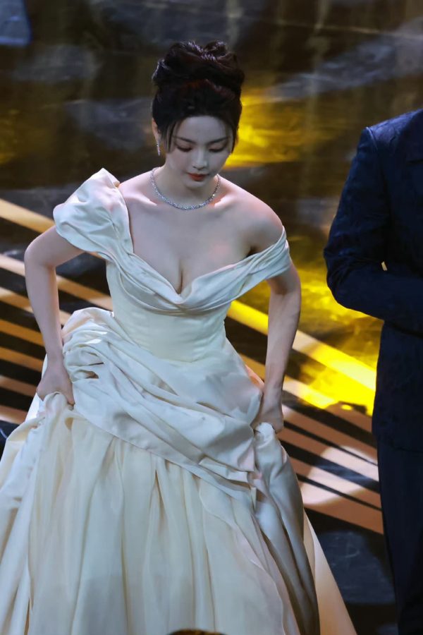 杨超越深V造型美胸乳沟图片，杨超越半球白色礼服_7