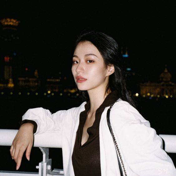 成熟韵味的40岁女人头像侧面图片_18