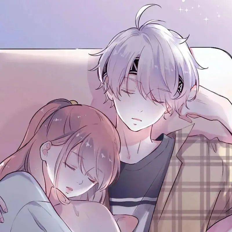 女生趴在男生怀里的情侣头像动漫高清图片_8