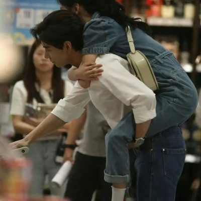 陈星旭用单手背章若楠 甜腻cp 背着女朋友的照片范例