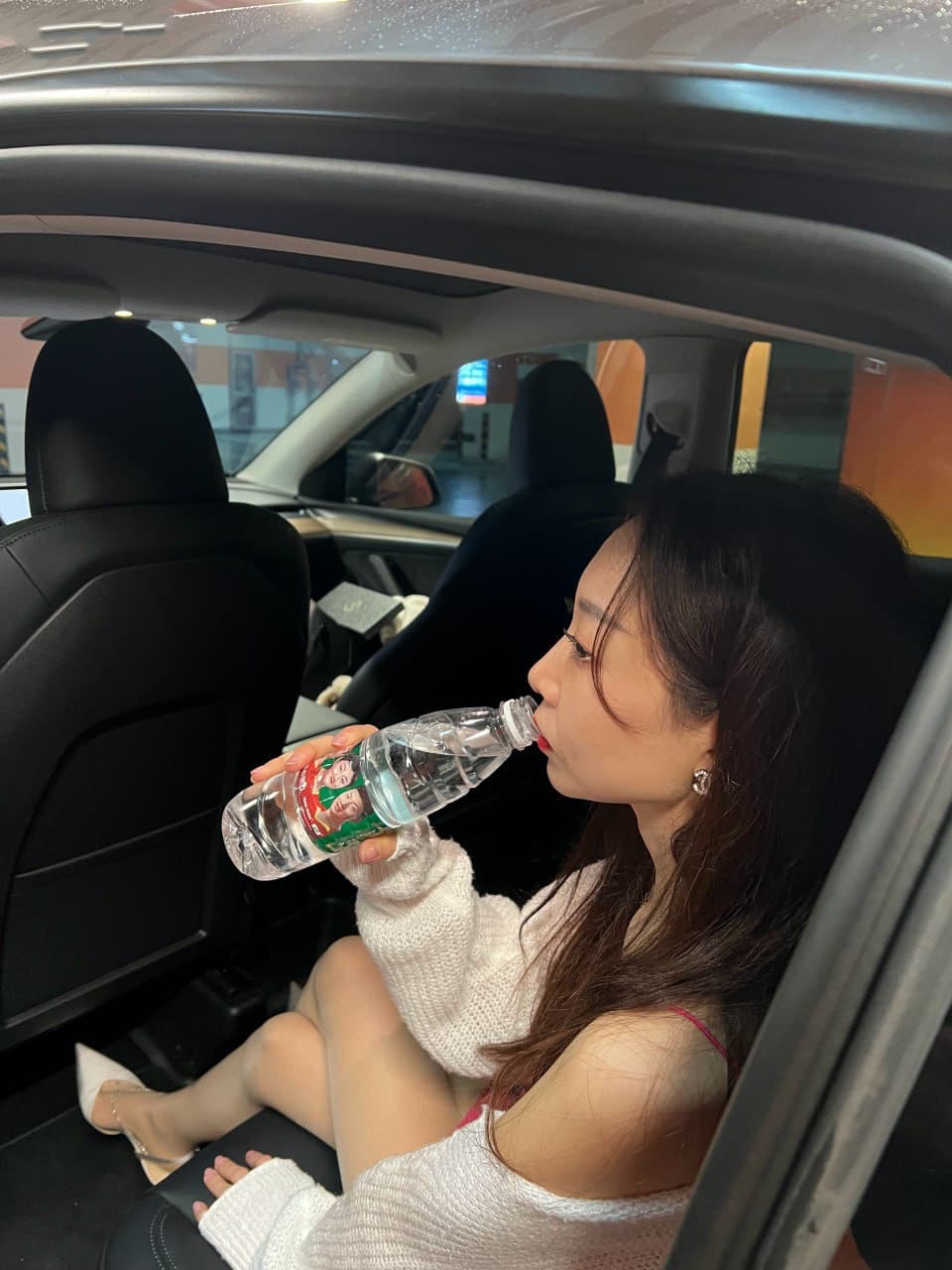 出租车美女乘客图片,有一个出租车司机载了一位女乘客！_2