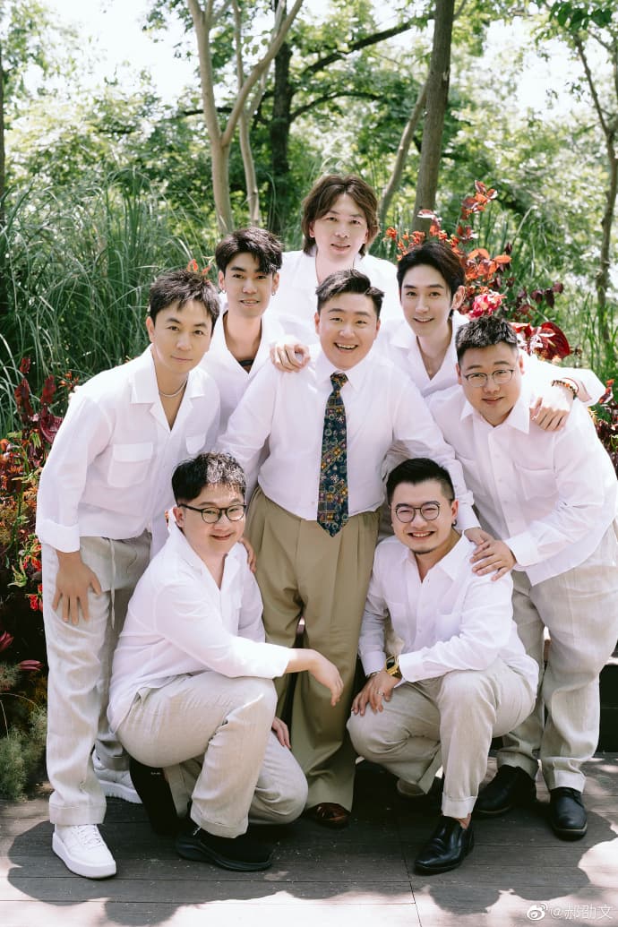 郝劭文晒婚礼现场照，郝劭文释小龙伴郎童年cp合照_2