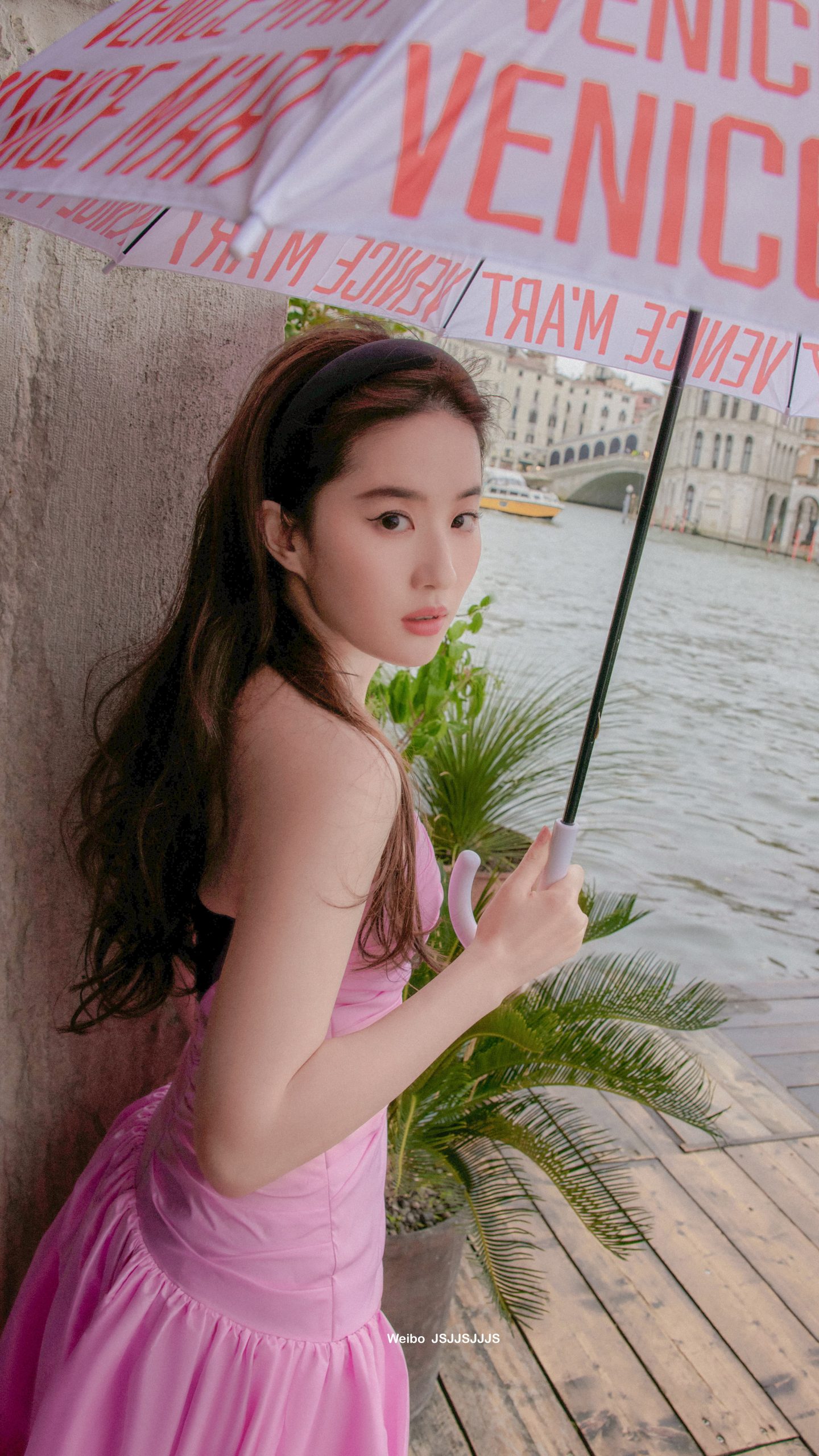 刘亦菲撑伞美图氛围感滤镜感直接拉满_2