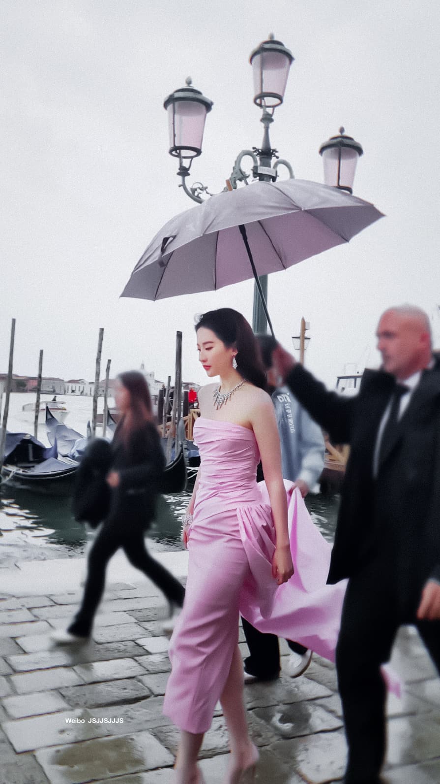 刘亦菲撑伞美图氛围感滤镜感直接拉满_3