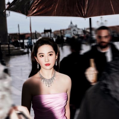 刘亦菲撑伞美图氛围感滤镜感直接拉满