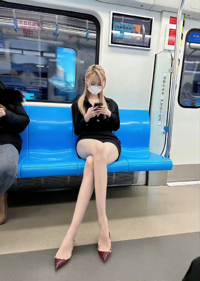 地铁上遇到好看的小姐姐 地铁漂亮女孩图片_1