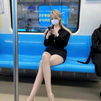地铁上遇到好看的小姐姐 地铁漂亮女孩图片