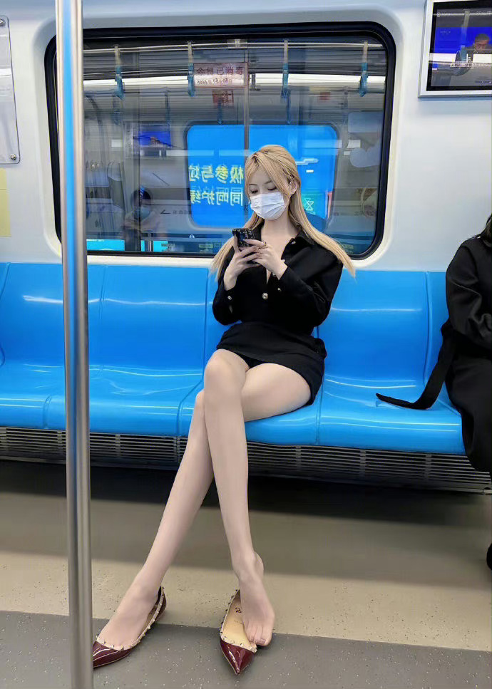 地铁上遇到好看的小姐姐 地铁漂亮女孩图片_2
