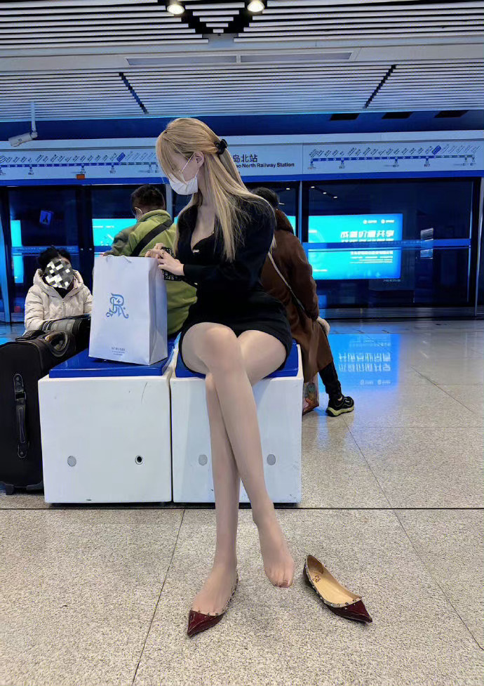 地铁上遇到好看的小姐姐 地铁漂亮女孩图片_3