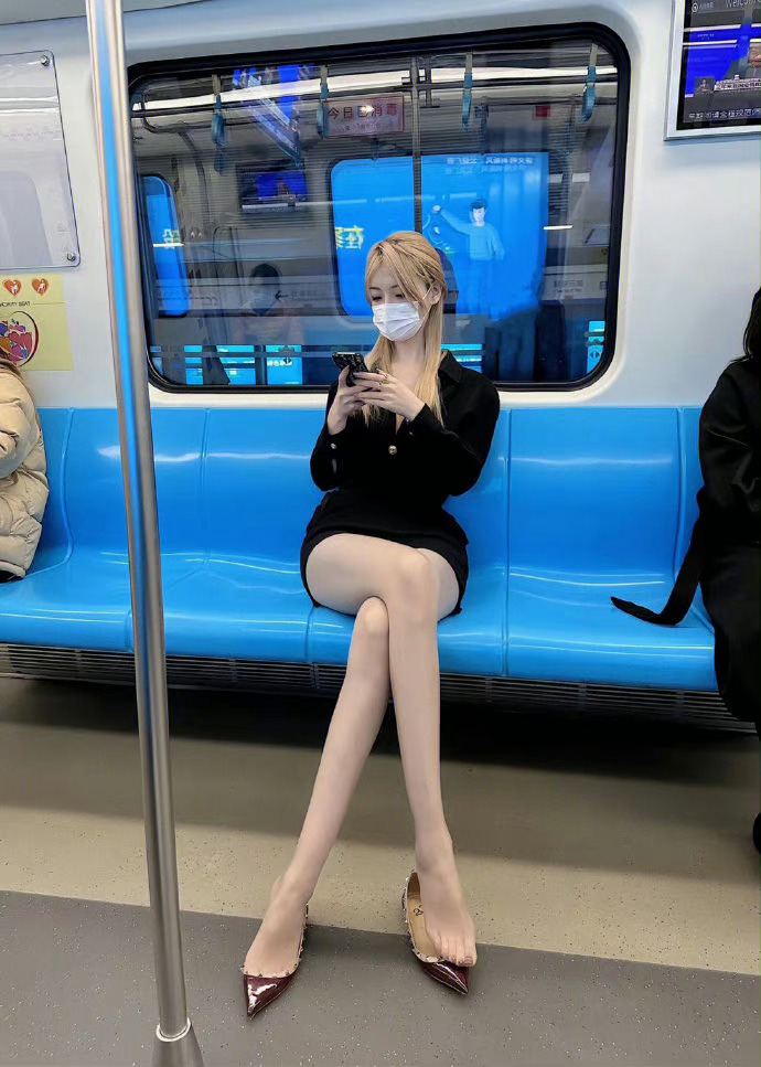 地铁上遇到好看的小姐姐 地铁漂亮女孩图片_5