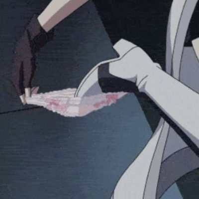 美女把小内内露出照片给男生看 直接捂脸上了