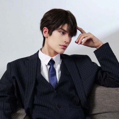 卡琳娜cos李泽言 《恋与制作人》游戏男主