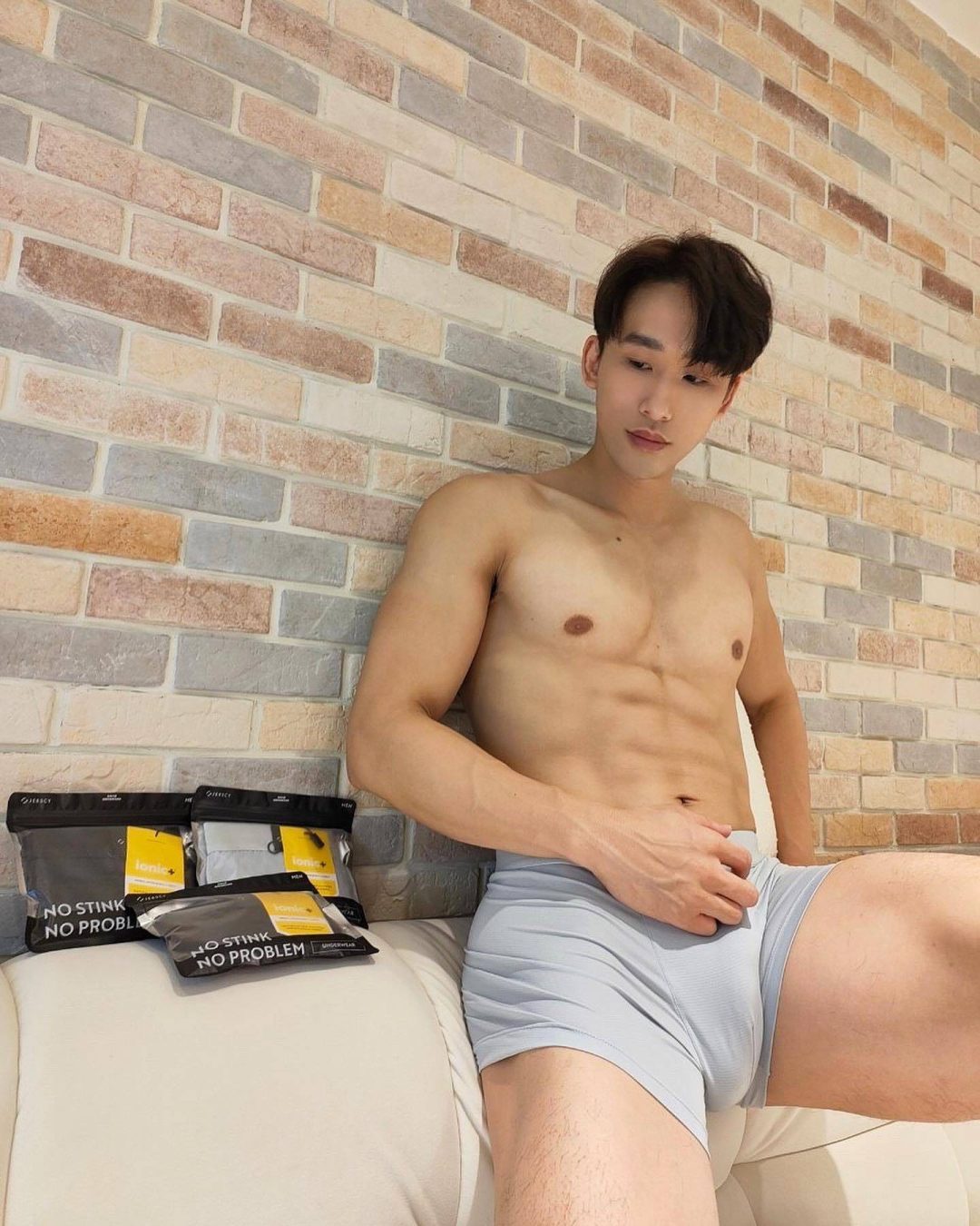 帅气男生展示他的运动内裤，男生运动裤前面凸凸图片_5