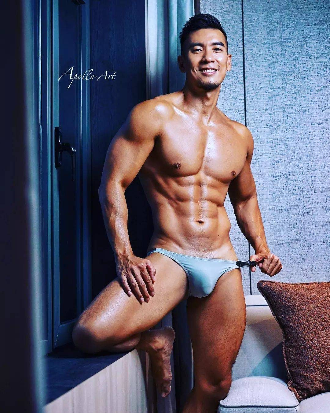 帅气男生穿游泳裤好大一坨图片_3
