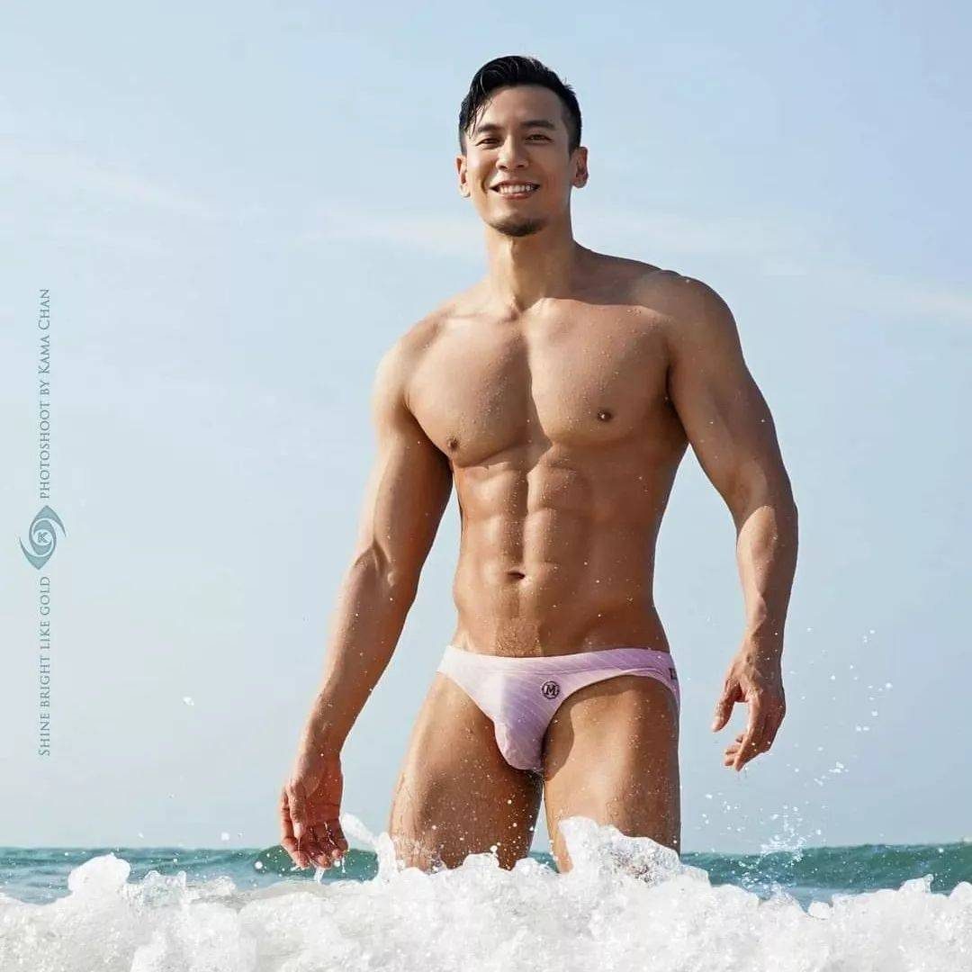 帅气男生穿游泳裤好大一坨图片_1