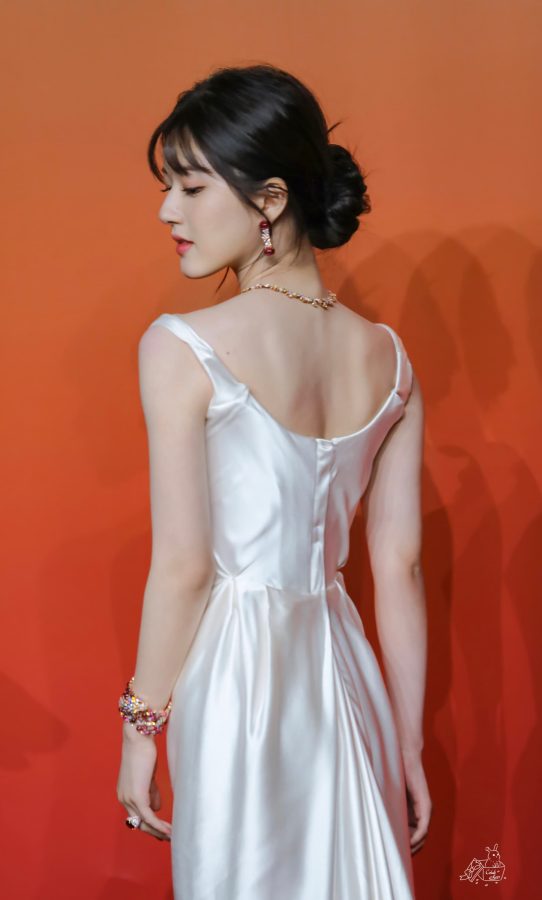 赵露思白色真丝礼服爆乳性感和高贵气质并存_1