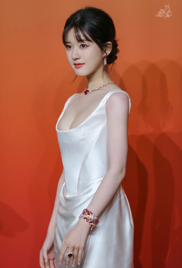 赵露思白色真丝礼服爆乳性感和高贵气质并存_7