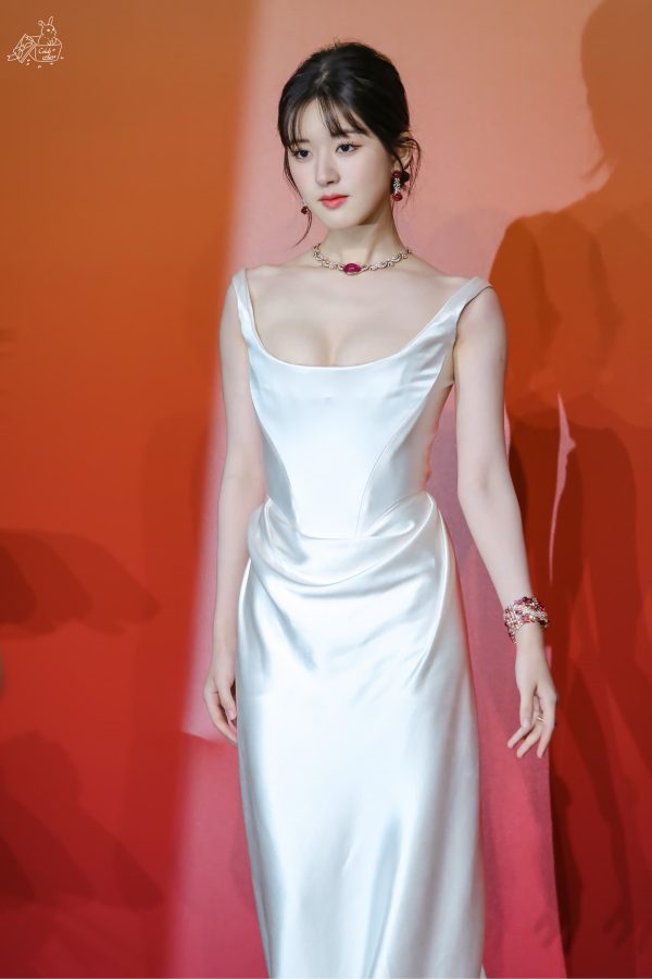 赵露思白色真丝礼服爆乳性感和高贵气质并存_8