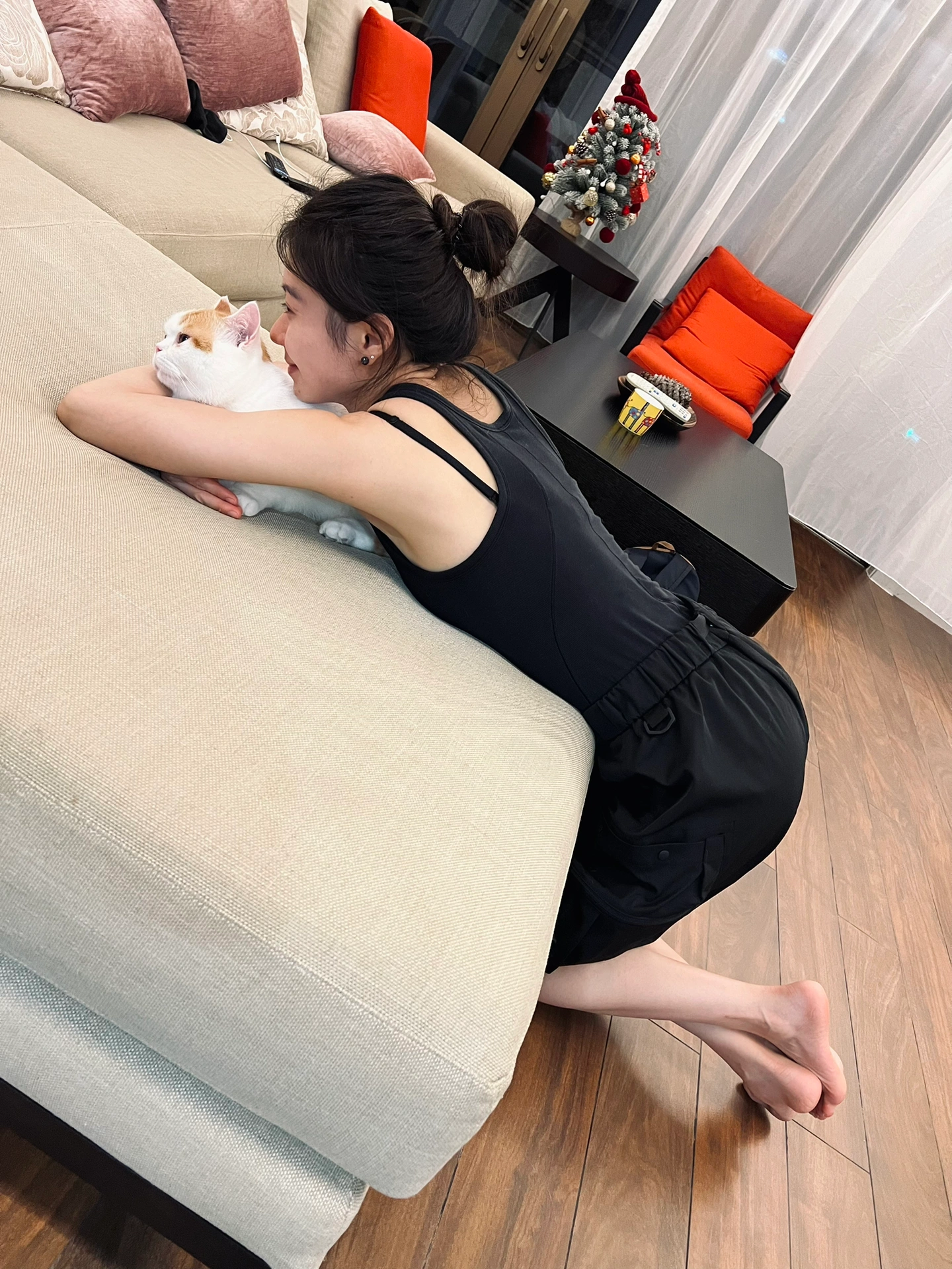 女人趴在沙发上两腿翘着脚丫子图片_3
