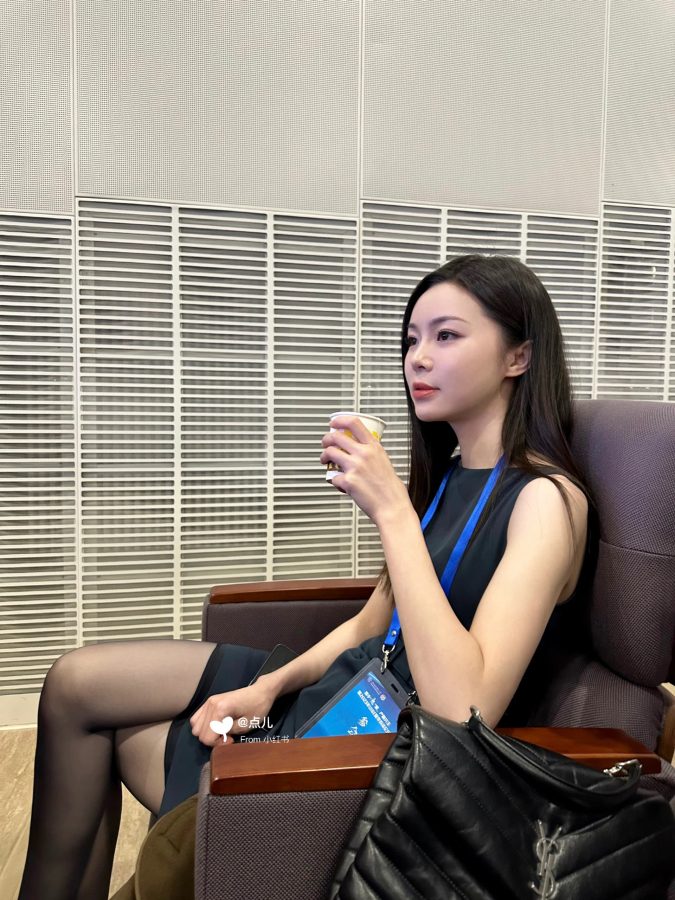 职业装丝袜美腿老师回母校_1