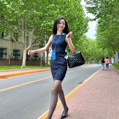 职业装丝袜美腿老师回母校