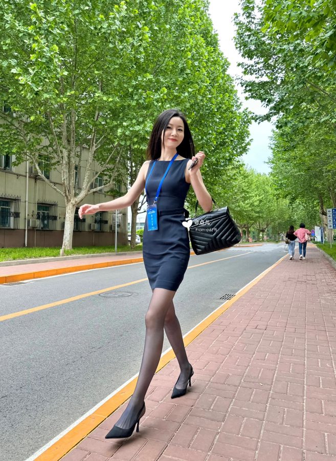 职业装丝袜美腿老师回母校_4