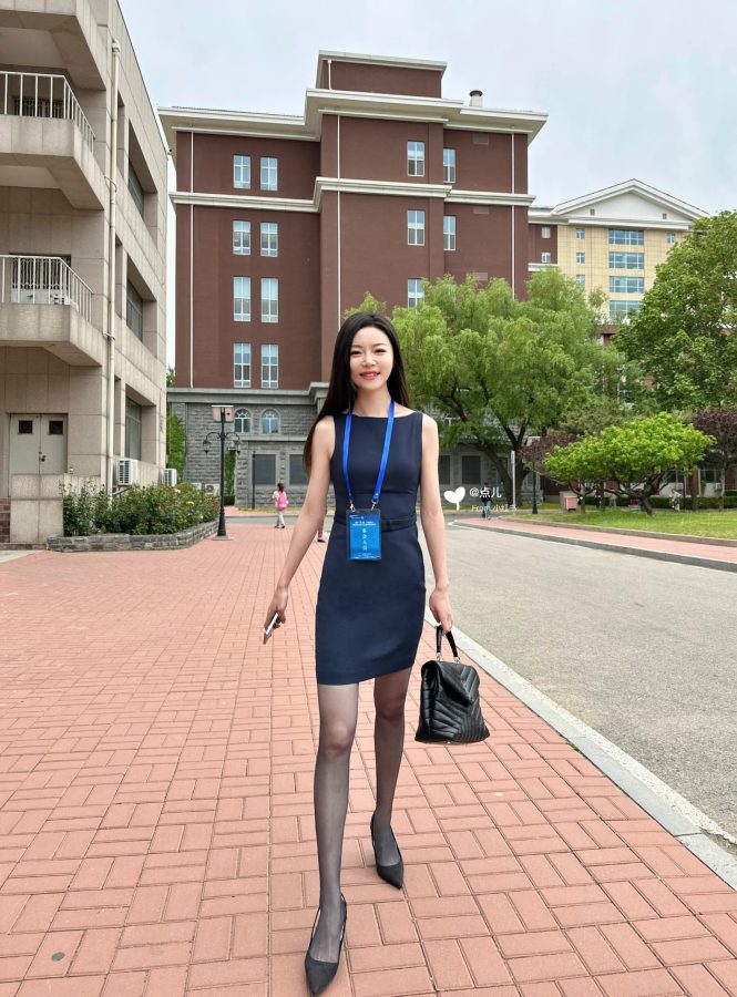 职业装丝袜美腿老师回母校_5