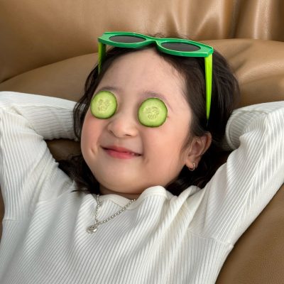 小女孩贴黄瓜片搞怪头像 萌萌的网红小女孩头像