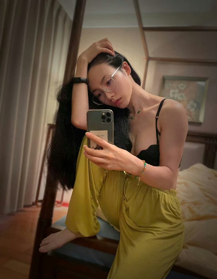 戴眼镜美女阿姨 身材真的顶 戴眼镜性感美女_1