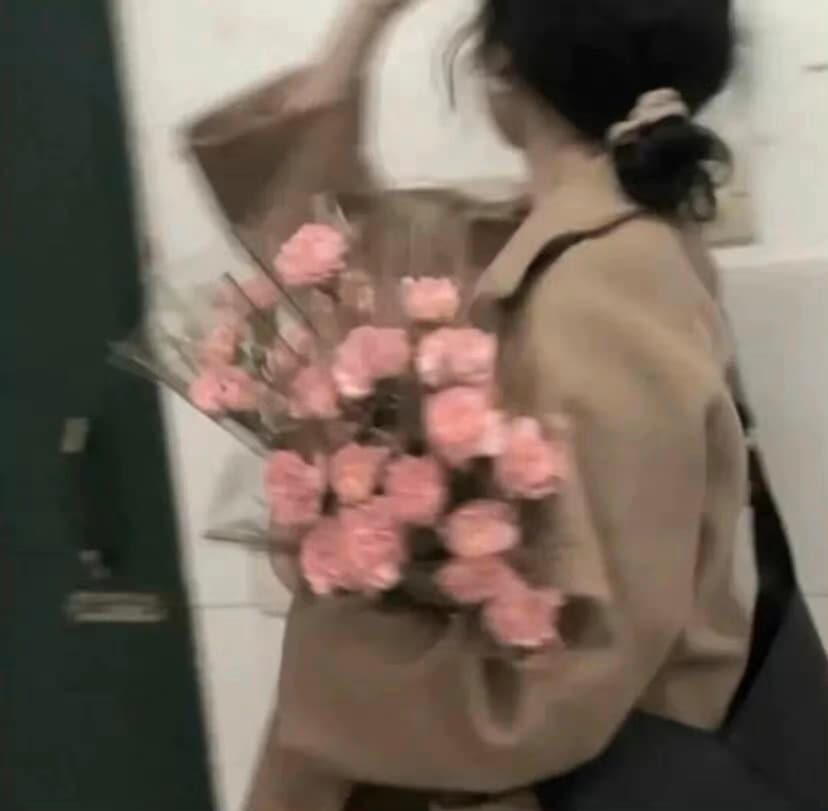 手捧花浪漫ins滤镜质感头像图片_1