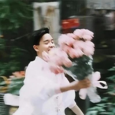 手捧花浪漫ins滤镜质感头像图片
