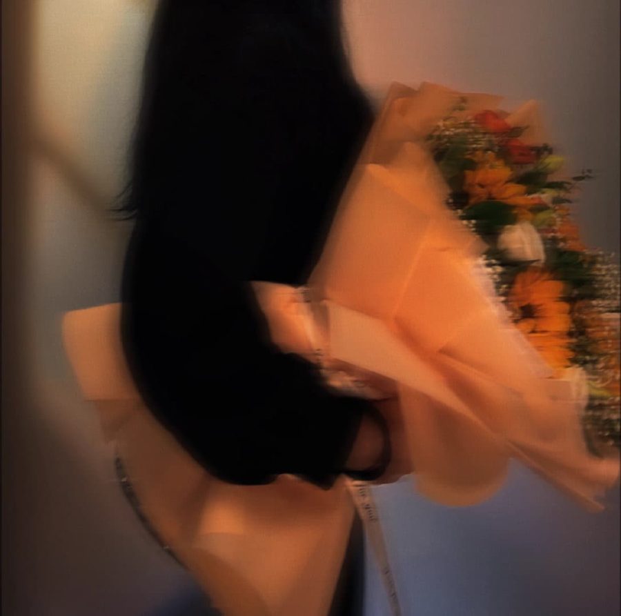 手捧花浪漫ins滤镜质感头像图片_6