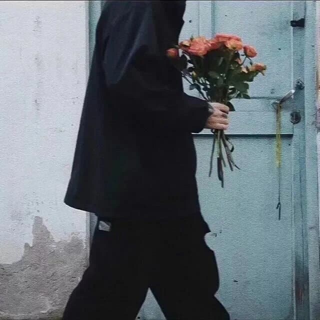手捧花浪漫ins滤镜质感头像图片_7