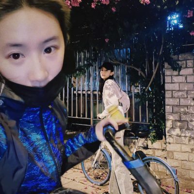迪丽热巴刘亦菲一起骑车cp自拍图