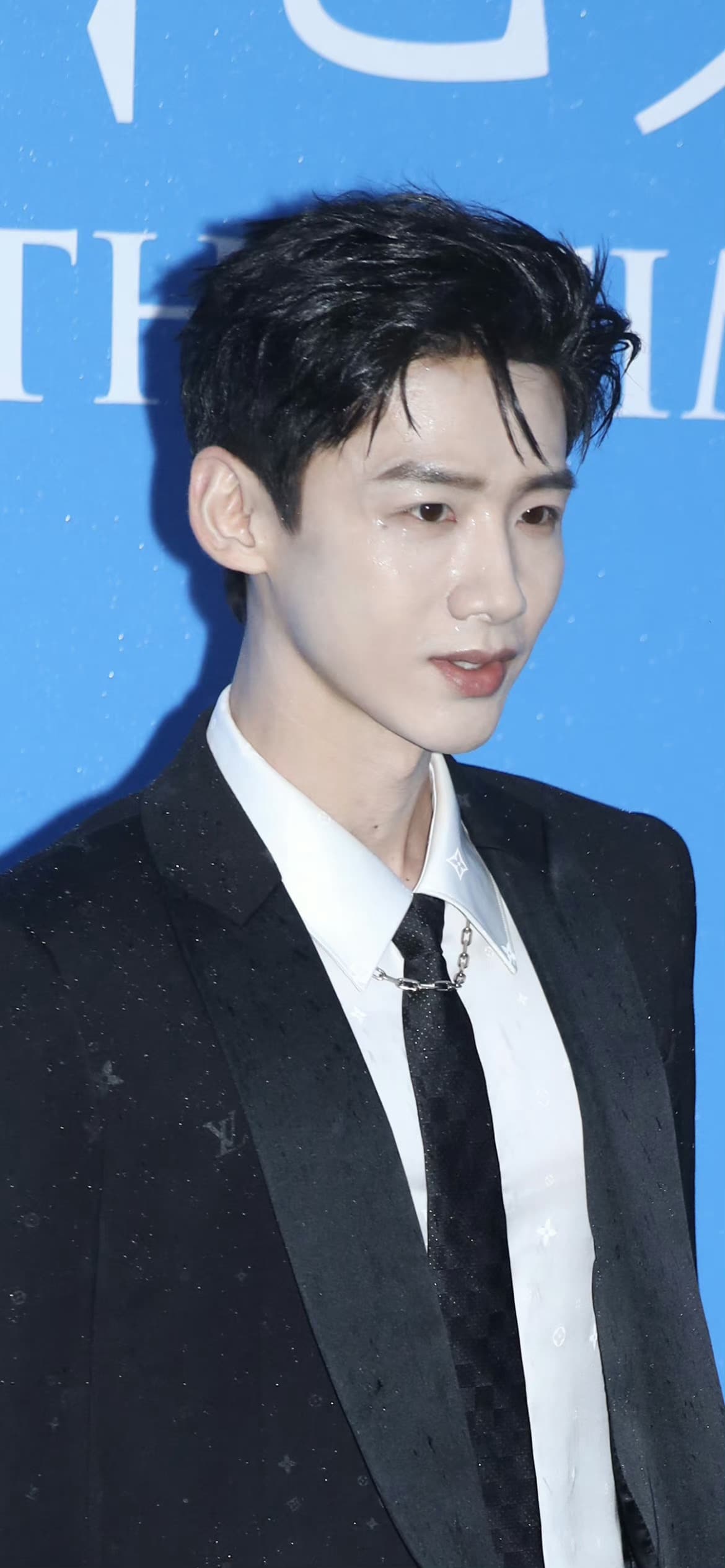 白敬亭被雨打湿的脸淋雨神图高清_2