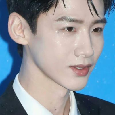 白敬亭被雨打湿的脸淋雨神图高清