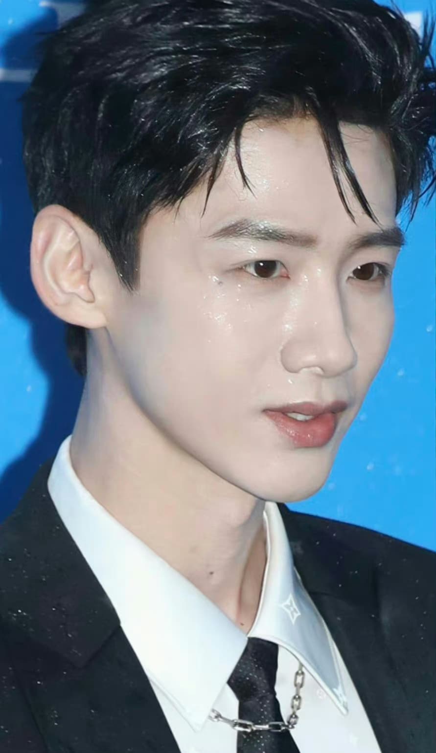 白敬亭被雨打湿的脸淋雨神图高清_3