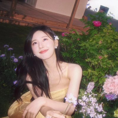 宝藏女孩赵露思仙女和鲜花头像
