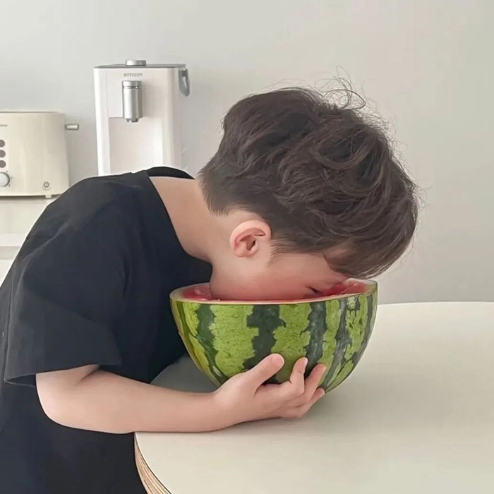 小男孩小女孩埋头吃西瓜的情头图片_1