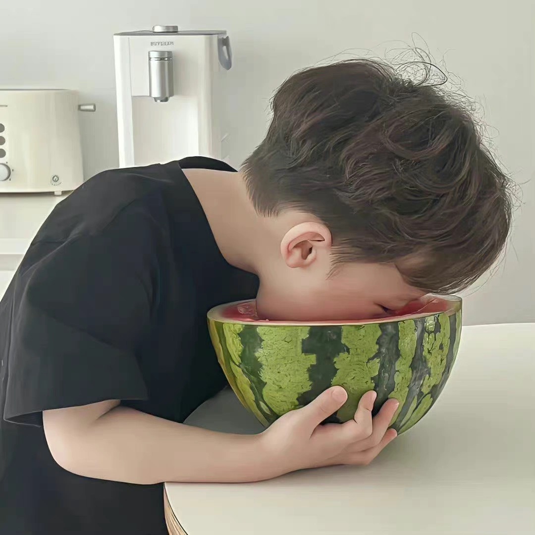 小男孩小女孩埋头吃西瓜的情头图片_4