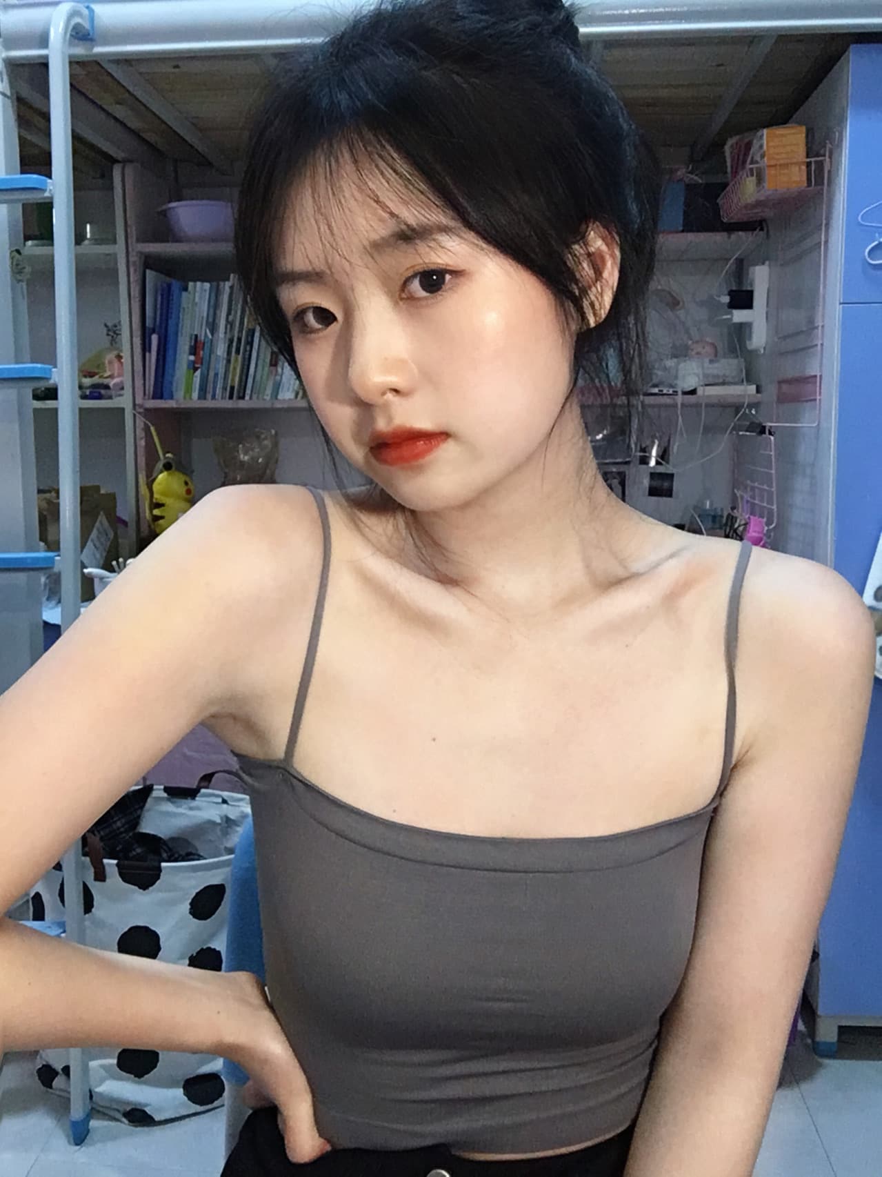 女大学生穿吊带自拍，穿了吊带老师不让我进教室_1