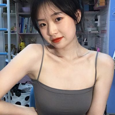 女大学生穿吊带自拍，穿了吊带老师不让我进教室