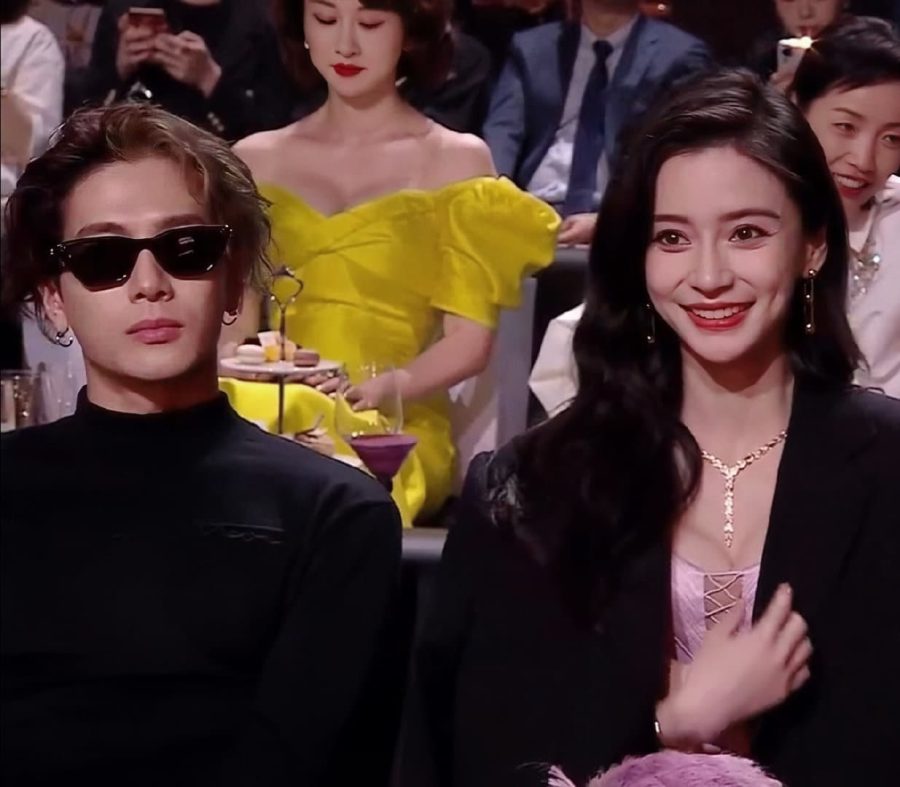 王嘉尔Angelababy同框合照，王嘉尔帮Angelababy扶外套_1